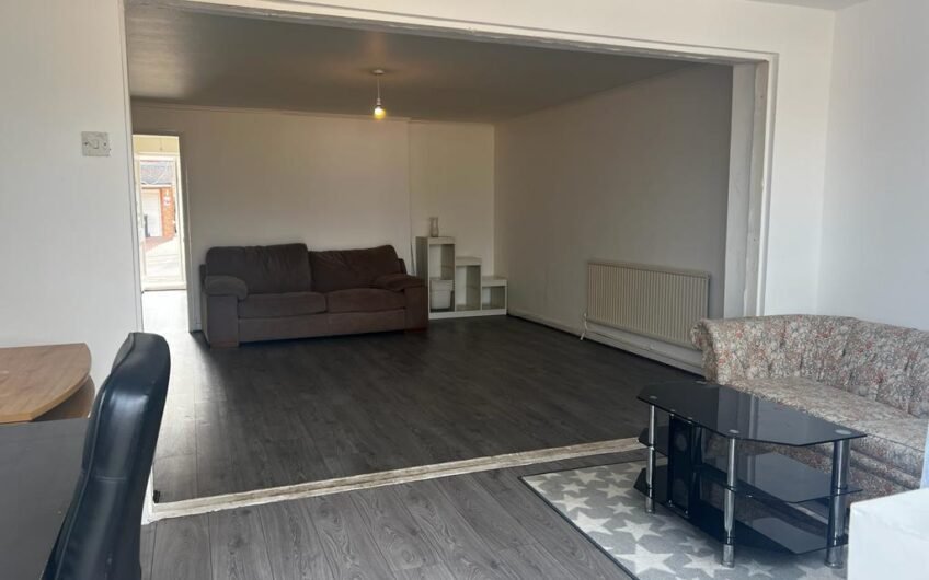 4 Bed Semi-Deatched House Available in Luton, LU2 7JH!!!