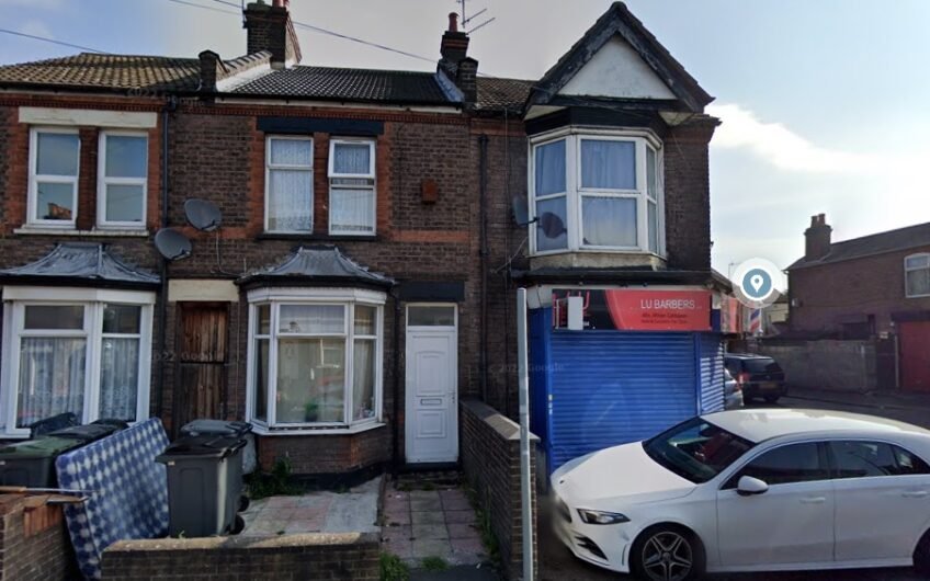 3 Bedrooms Mid-Terraced House for Sale in Dallow Road, Luton