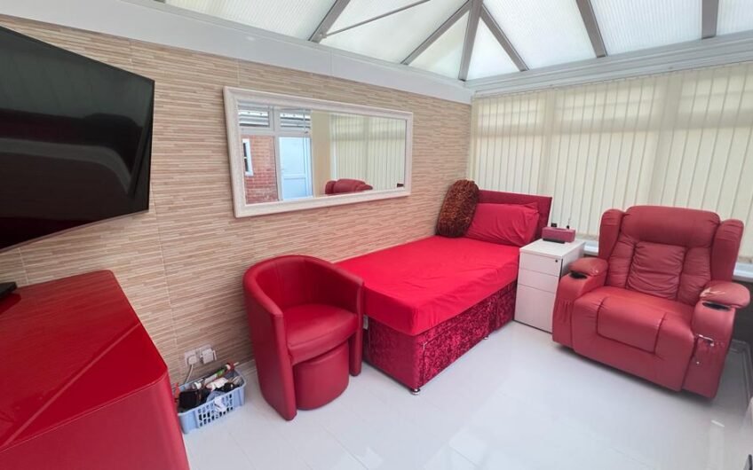 4 Bedrooms Spacious Semi-detached House for Sale in Luton LU3