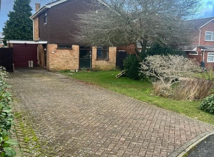 THREE BEDROOM DETACHED HOUSE AVAILABLE FOR RENT!!