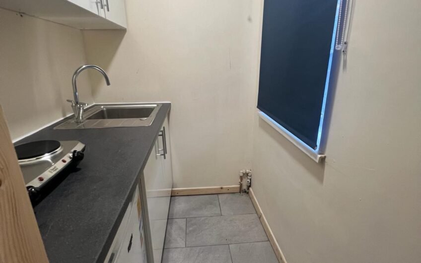 Studio Flat Available in Luton, LU2 0BX!!!