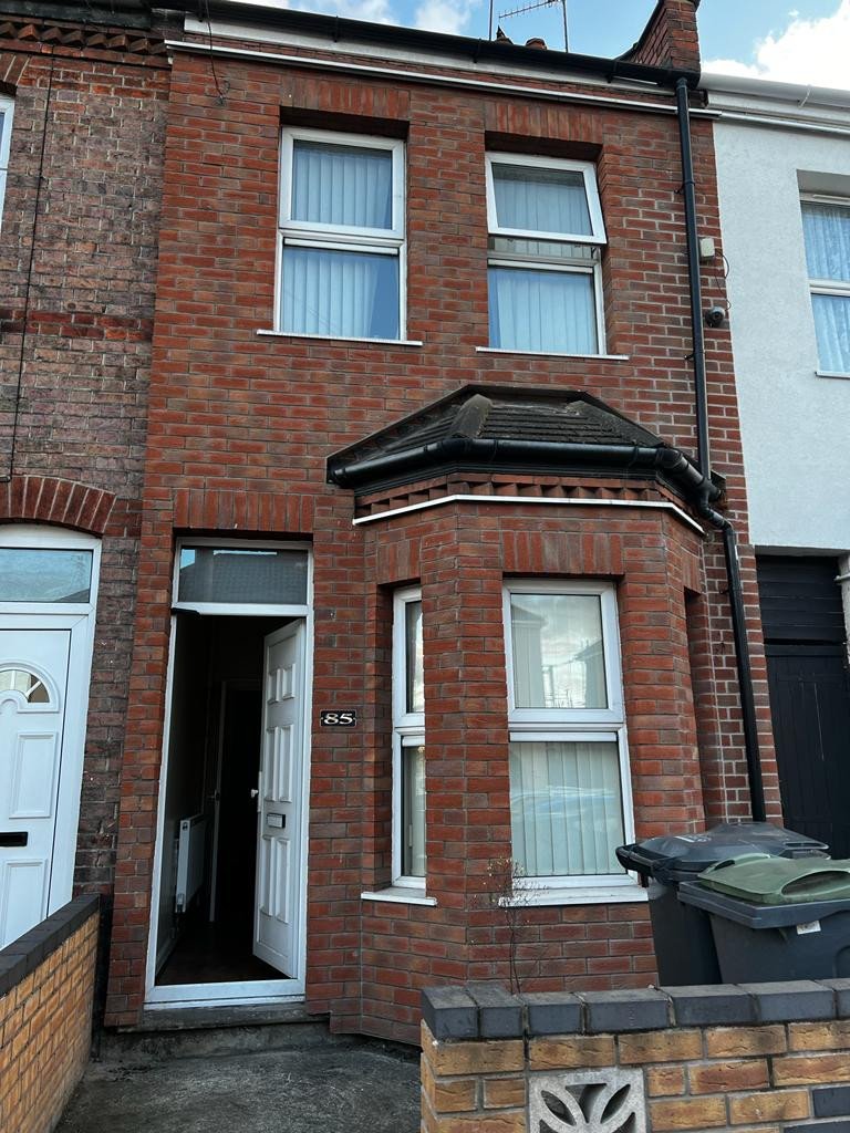 2 Bedroom Mid-Terraced House For Sale on Selbourne Rd, LU4!!!