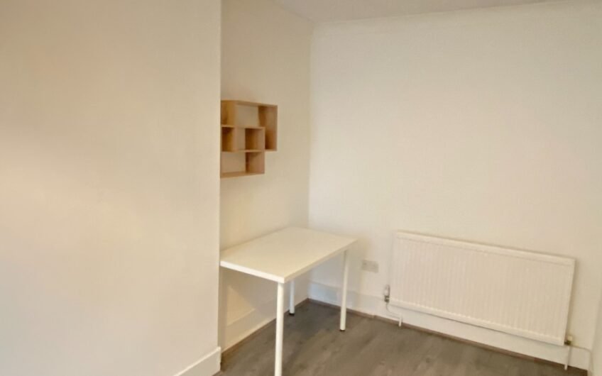 4 Bedroom Mid-terraced House Available for Rent in Luton, LU1!!!