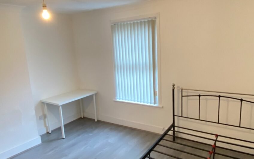 4 Bedroom Mid-terraced House Available for Rent in Luton, LU1!!!