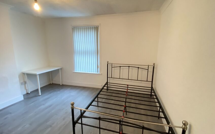 4 Bedroom Mid-terraced House Available for Rent in Luton, LU1!!!