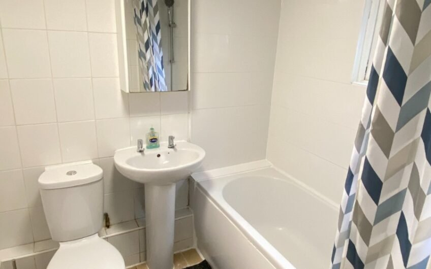 4 Bedroom Mid-terraced House Available for Rent in Luton, LU1!!!