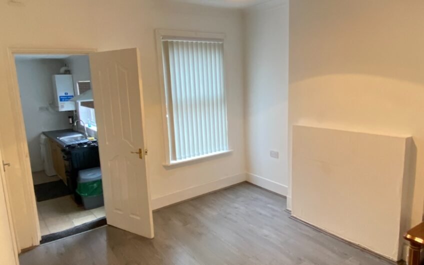 4 Bedroom Mid-terraced House Available for Rent in Luton, LU1!!!