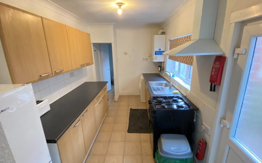 4 Bedroom Mid-terraced House Available for Rent in Luton, LU1!!!