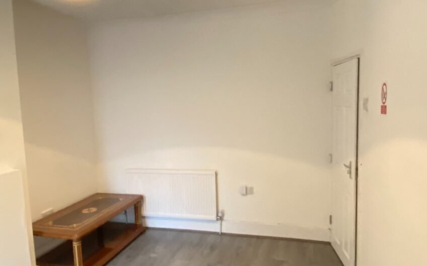 4 Bedroom Mid-terraced House Available for Rent in Luton, LU1!!!