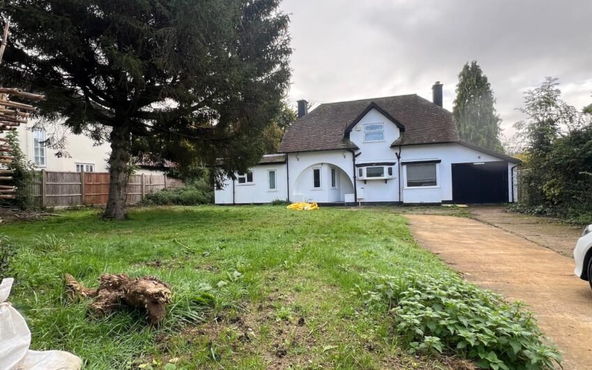 Wonderful Detached Cottage Available For Rent in Watford!!!