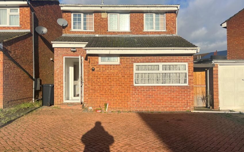 6 Bedroom Detached House For Rent in Luton!!!