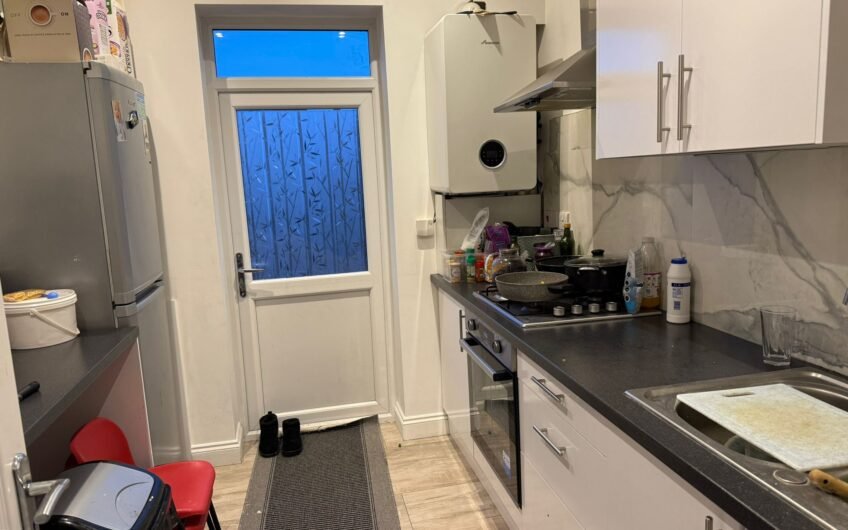 5 Bedroom Semi-detached House with potential for HMO available for Rent in Luton, LU1!!!