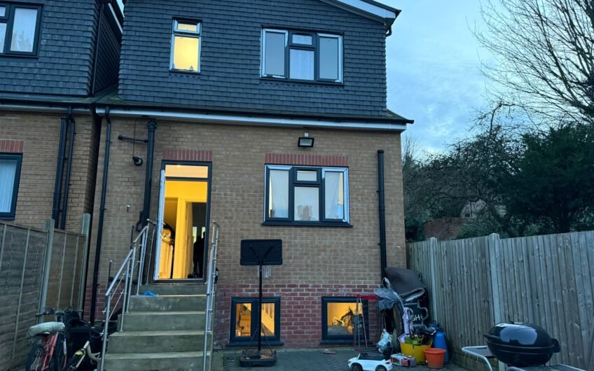 5 Bedroom Semi-detached House with potential for HMO available for Rent in Luton, LU1!!!