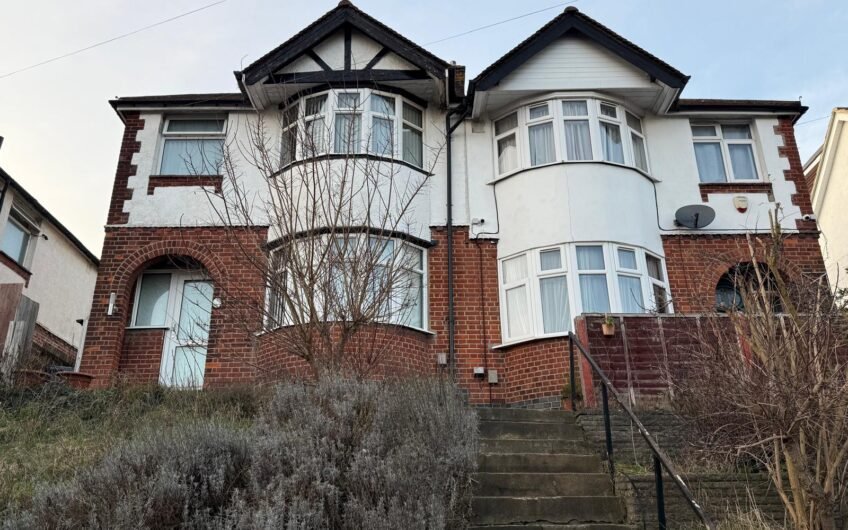 3 Bedroom Semi-detached House available for Rent in Luton, LU2!!!