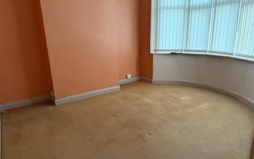 3 Bedroom Semi-detached House available for Rent in Luton, LU2!!!