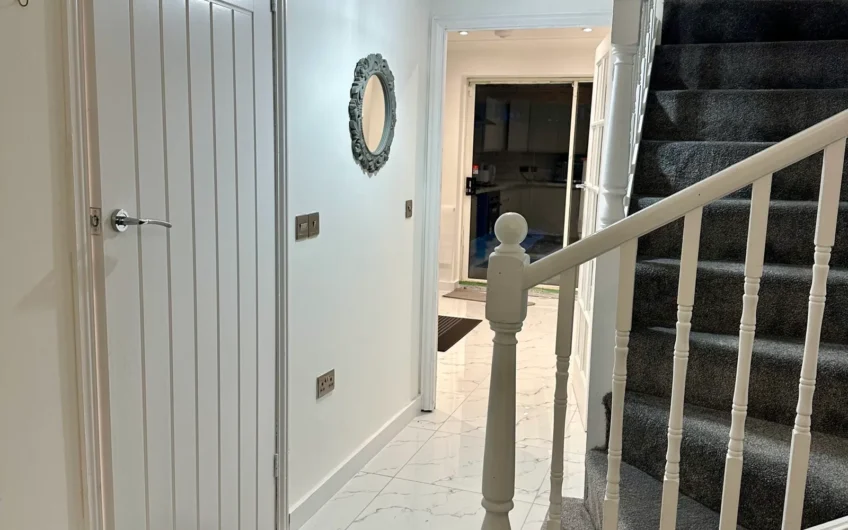 Stylish 4-Bedroom Townhouse with Garden & Driveway in Prime Luton Location