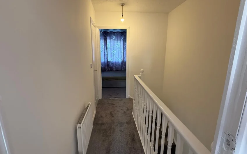 Stylish 4-Bedroom Townhouse with Garden & Driveway in Prime Luton Location