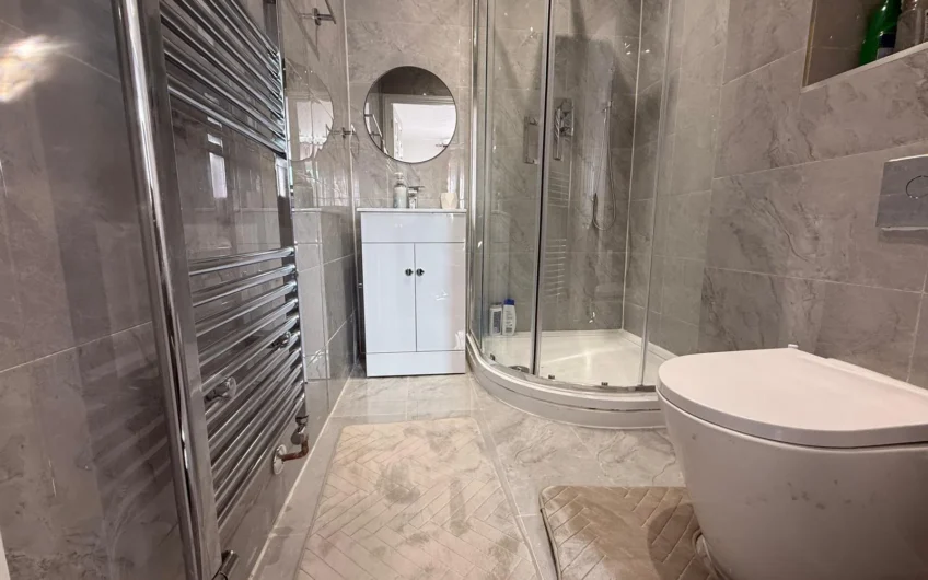 Stylish 4-Bedroom Townhouse with Garden & Driveway in Prime Luton Location