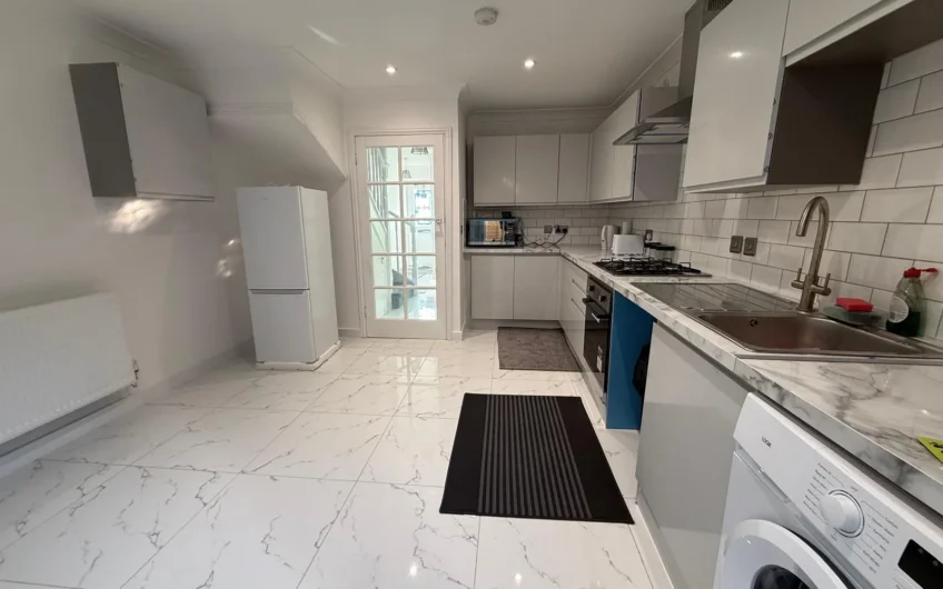 Stylish 4-Bedroom Townhouse with Garden & Driveway in Prime Luton Location