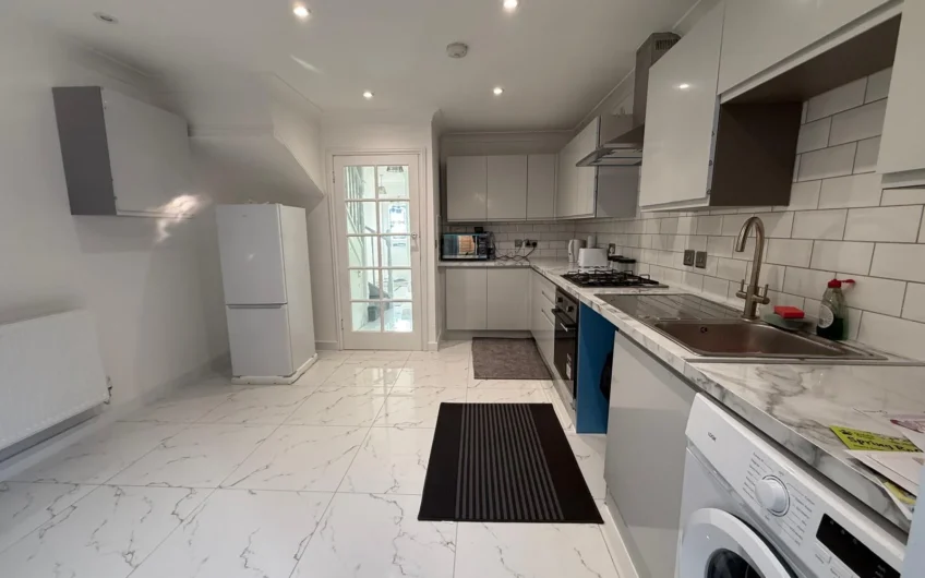 Stylish 4-Bedroom Townhouse with Garden & Driveway in Prime Luton Location