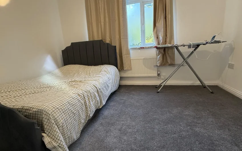 Stylish 4-Bedroom Townhouse with Garden & Driveway in Prime Luton Location