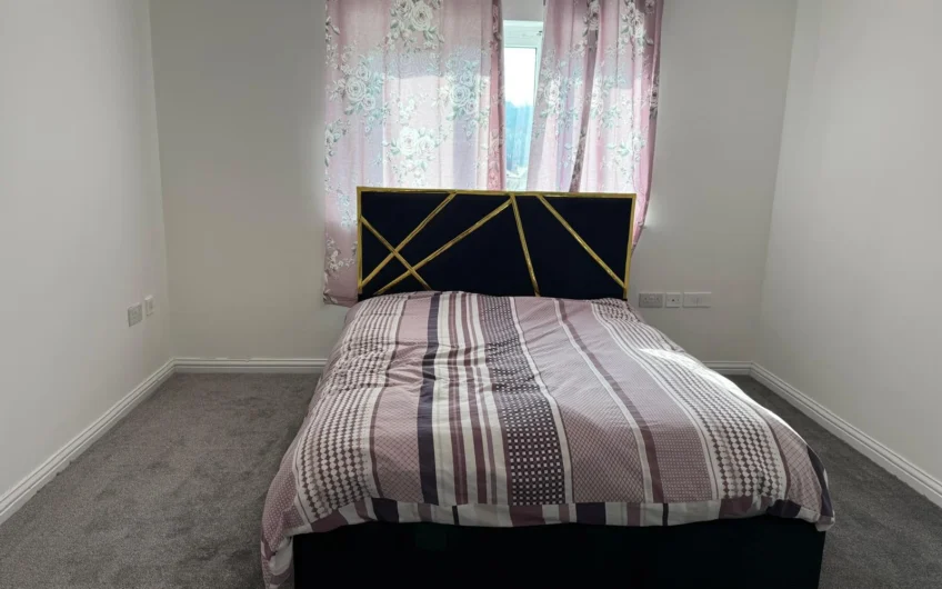 Stylish 4-Bedroom Townhouse with Garden & Driveway in Prime Luton Location