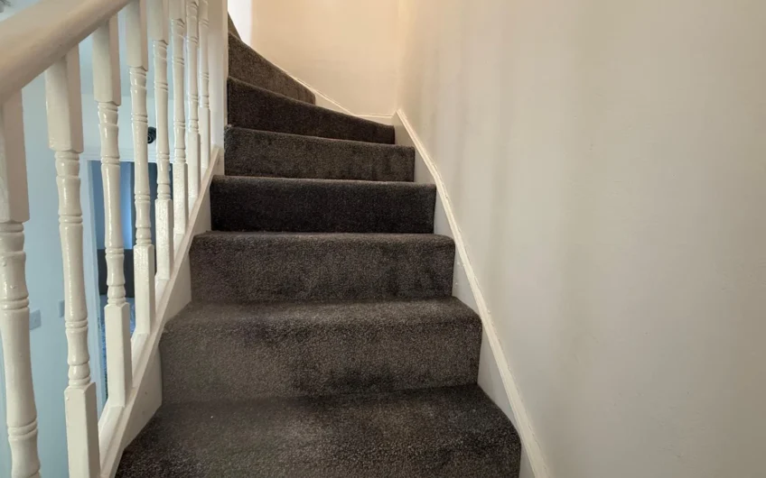 Stylish 4-Bedroom Townhouse with Garden & Driveway in Prime Luton Location