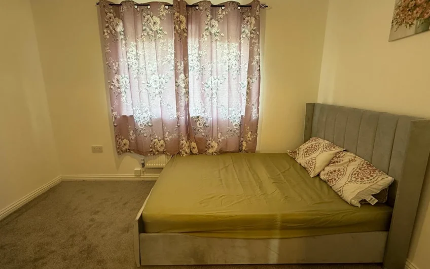Stylish 4-Bedroom Townhouse with Garden & Driveway in Prime Luton Location