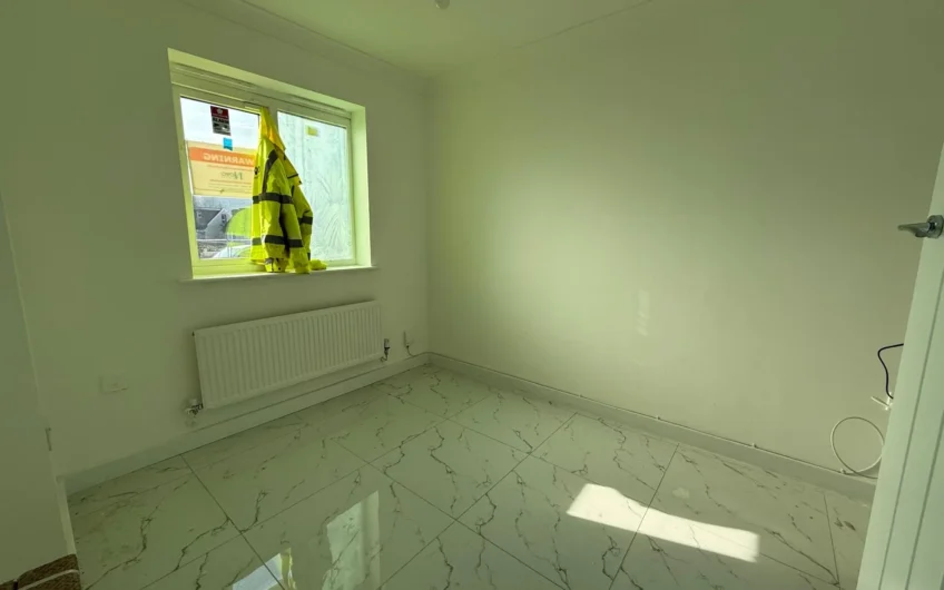 Stylish 4-Bedroom Townhouse with Garden & Driveway in Prime Luton Location