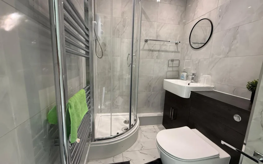 Stylish 4-Bedroom Townhouse with Garden & Driveway in Prime Luton Location
