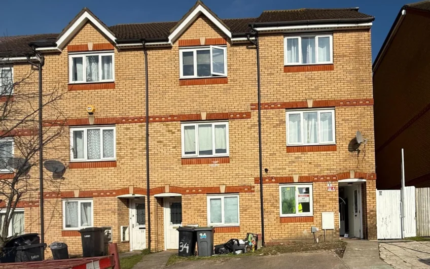 Stylish 4-Bedroom Townhouse with Garden & Driveway in Prime Luton Location