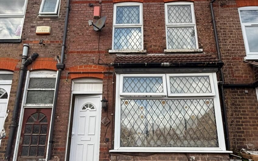 2 Bedroom Mid-terraced House for Sale in Luton, LU1!!!