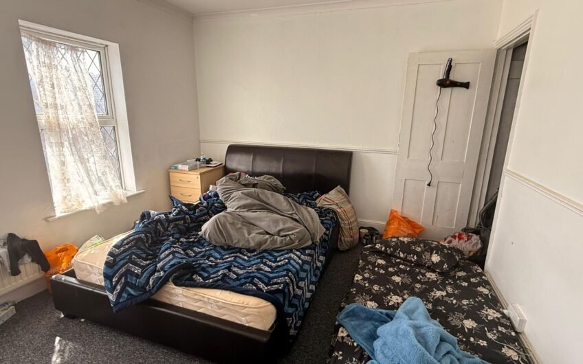 2 Bedroom Mid-terraced House for Sale in Luton, LU1!!!