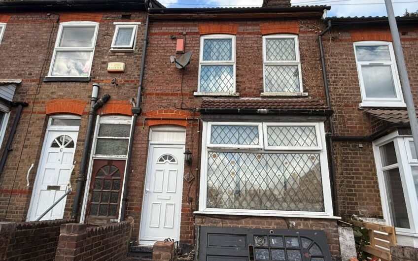 2 Bedroom Mid-terraced House for Sale in Luton, LU1!!!