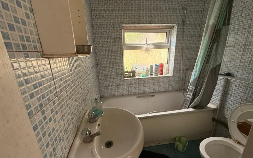 2 Bedroom Mid-terraced House for Sale in Luton, LU1!!!