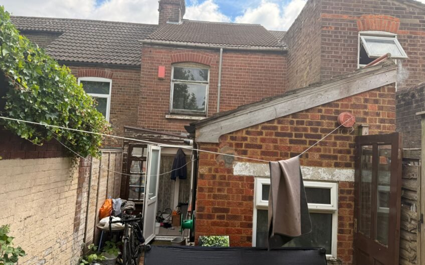 2 Bedroom Mid-terraced House for Sale in Luton, LU1!!!