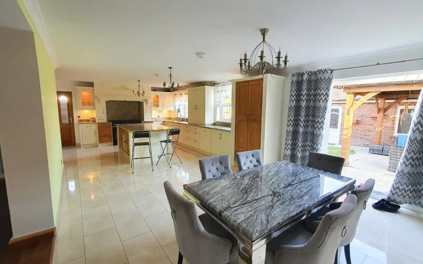 Exceptional 5 Bed Deatched House For Rent in Bedford MK42!!!
