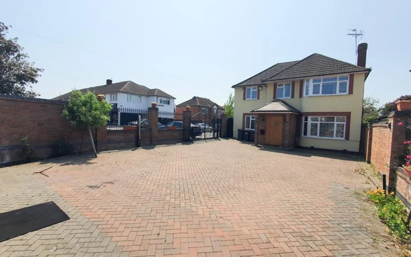 Exceptional 5 Bed Deatched House For Rent in Bedford MK42!!!