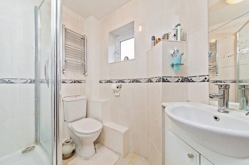 Available Spacious 6-Bedroom Corner House for Sale in Luton, LU4!!!