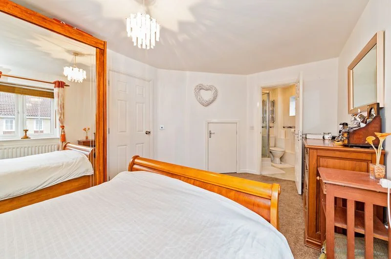 Available Spacious 6-Bedroom Corner House for Sale in Luton, LU4!!!