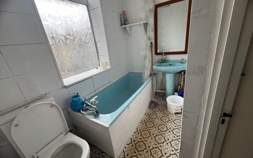 Available Butcher Shop + 1-Bedroom Flat for Rent in 70 Ash Road, Luton LU4!!!