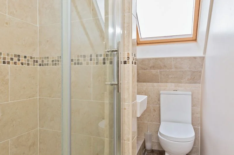Available Spacious 6-Bedroom Corner House for Sale in Luton, LU4!!!