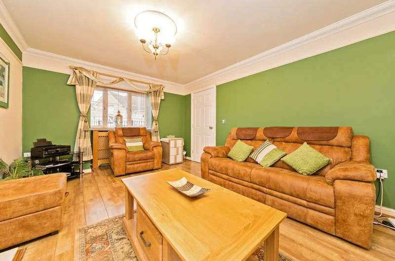 Available Spacious 6-Bedroom Corner House for Sale in Luton, LU4!!!