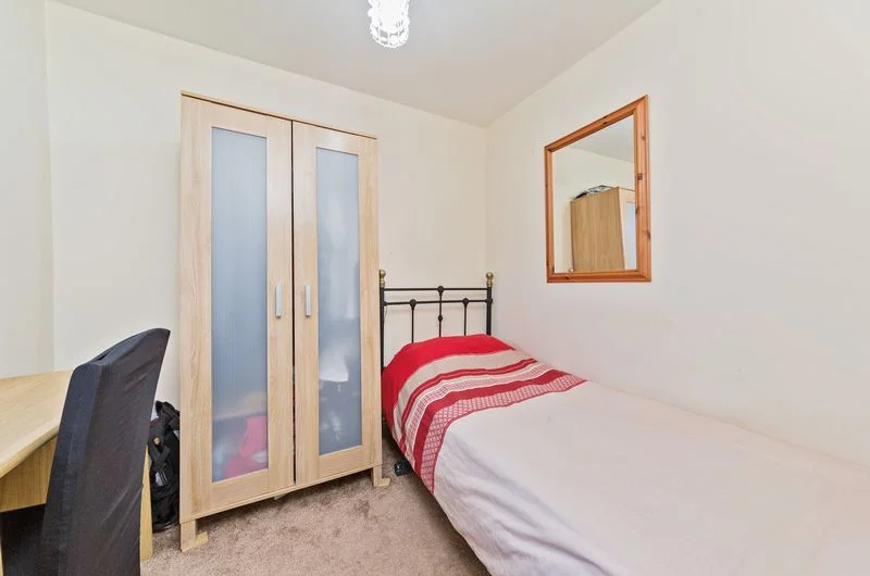 Available Spacious 6-Bedroom Corner House for Sale in Luton, LU4!!!