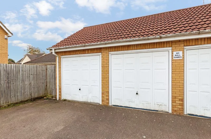 Available Spacious 6-Bedroom Corner House for Sale in Luton, LU4!!!