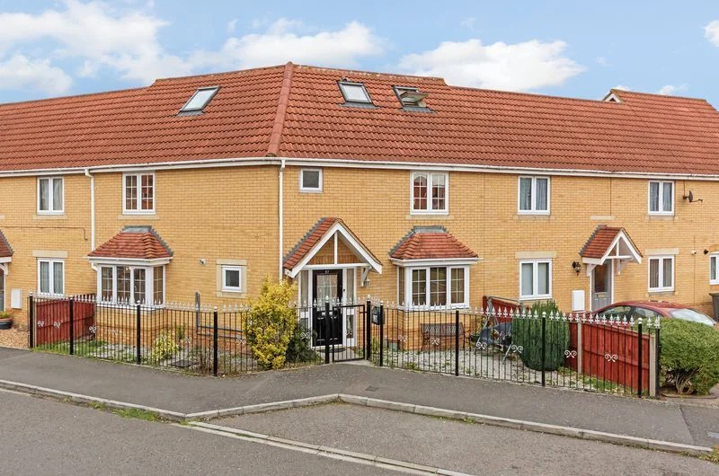 Available Spacious 6-Bedroom Corner House for Sale in Luton, LU4!!!