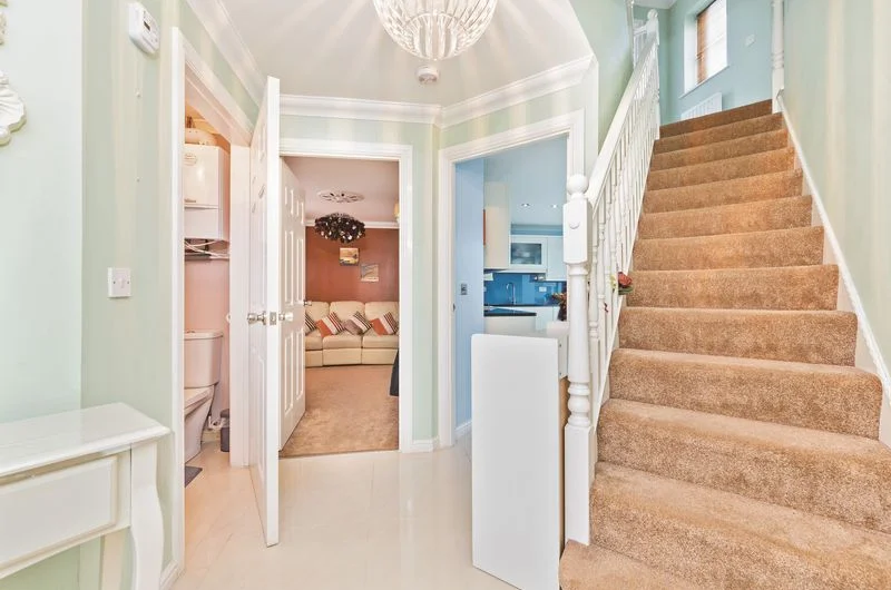 Available Spacious 6-Bedroom Corner House for Sale in Luton, LU4!!!