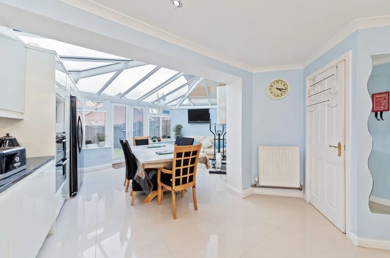 Available Spacious 6-Bedroom Corner House for Sale in Luton, LU4!!!