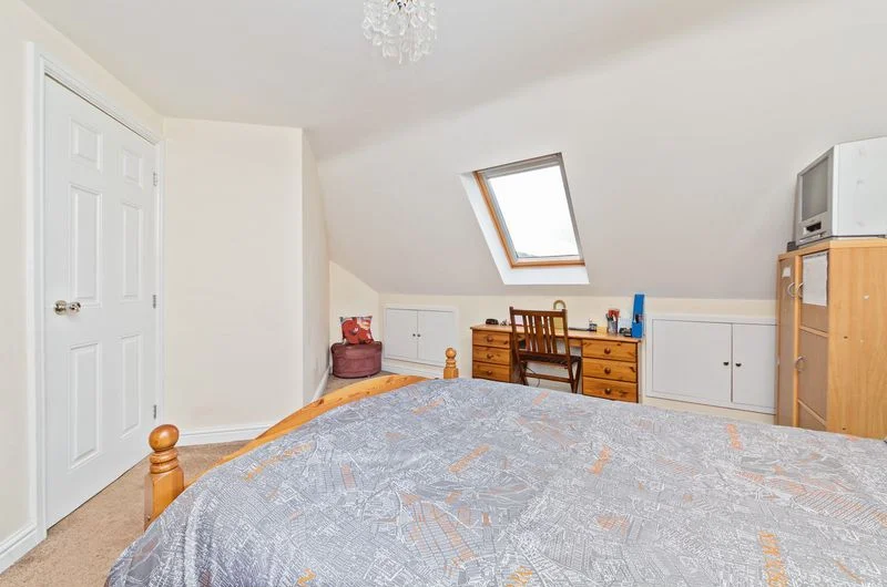Available Spacious 6-Bedroom Corner House for Sale in Luton, LU4!!!