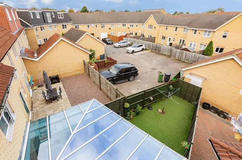Available Spacious 6-Bedroom Corner House for Sale in Luton, LU4!!!